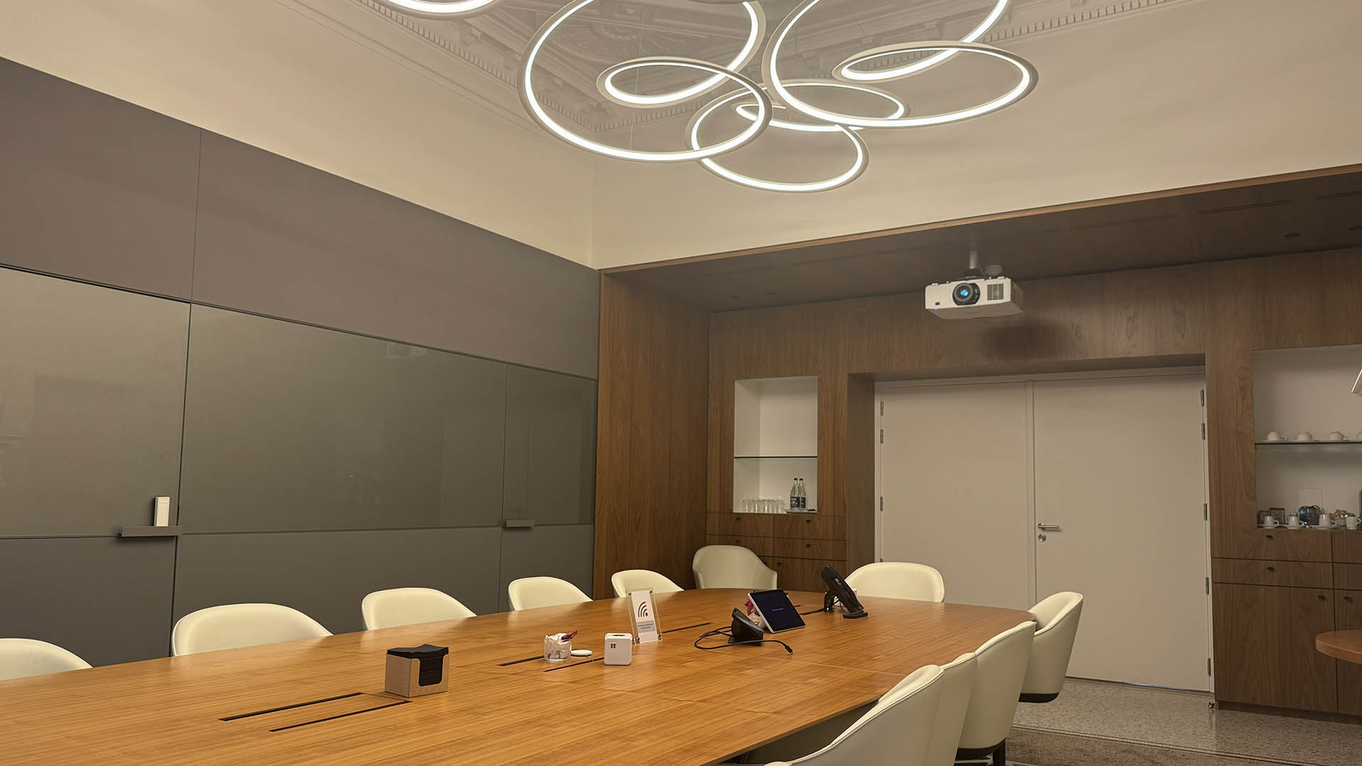 Large meeting room – 24 people